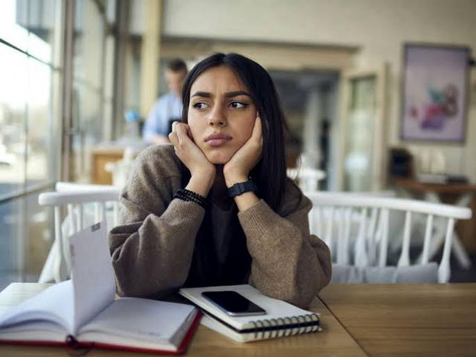 You should know about Fear of missing out or FOMO | मानसिक आरोग्य बिघडवत आहे FOMO, तुम्हालाही असू शकते ही समस्या... You should know about Fear of missing out or FOMO | मानसिक आरोग्य बिघडवत आहे FOMO, तुम्हालाही असू शकते ही समस्या...