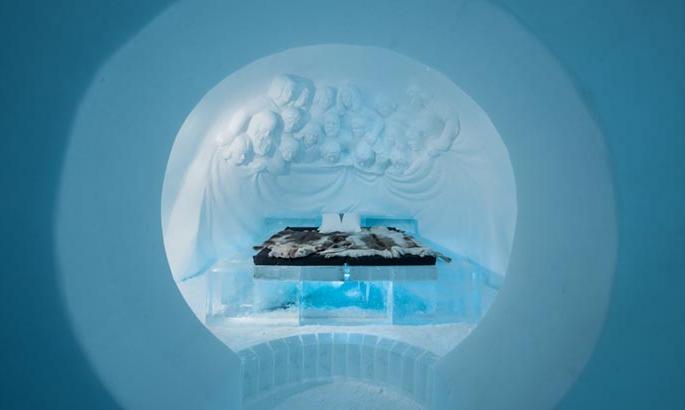 Ice hotel in Sweden .It is not imaginary . | बर्फाचं हॉटेल. गाद्यांपासून खाण्याच्या प्लेटपर्यंत इथे सर्व काही बर्फाचंच!