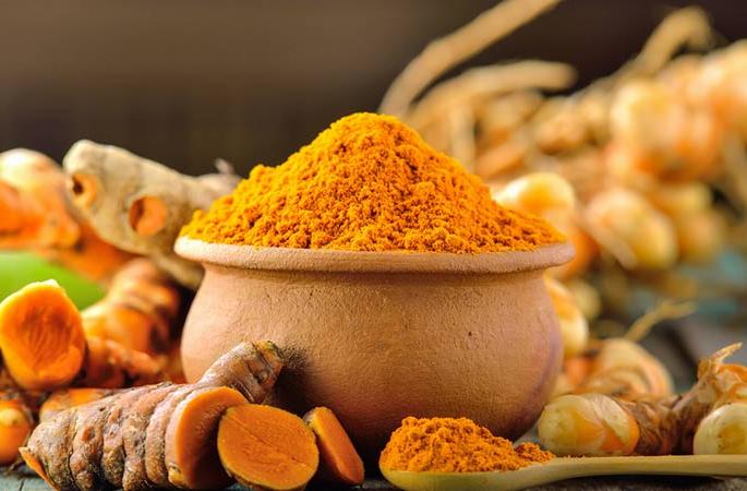 one pinch of turmeric sufficient for solving big beauty problems | सुंदर दिसायचंय मग चिमूटभर हळद पुरे आहे. one pinch of turmeric sufficient for solving big beauty problems | सुंदर दिसायचंय मग चिमूटभर हळद पुरे आहे.