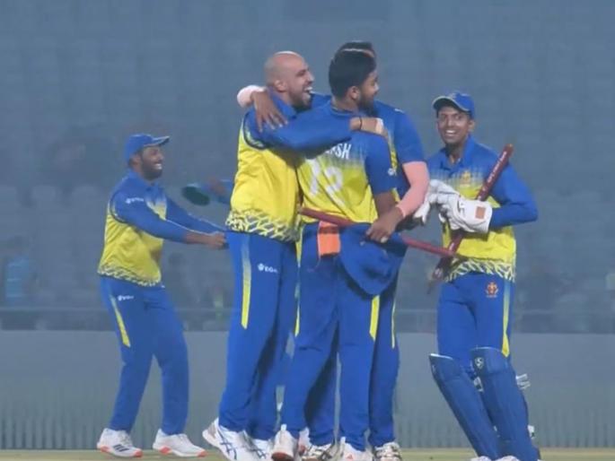 Vijay Hazare Trophy Karnataka vs Vidarbha Final Mayank Agarawal Lead Karnataka continue their unbeaten run in VHT finals with a 36 run win And Lift 5th Trophy | Vijay Hazare Trophy Final: विदर्भाचं जेतेपदाचं स्वप्न राहिलं अधूरं! कर्नाटक संघानं पाचव्यांदा जिंकली ट्रॉफी