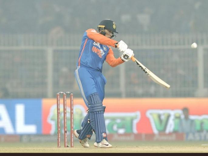 Abhishek Sharma scores a big innings with a fifty; equals Yuvraj Singh's record | फिफ्टीसह अभिषेक शर्मानं साधला मोठा डाव; युवराज सिंगच्या विक्रमाशी बरोबरी