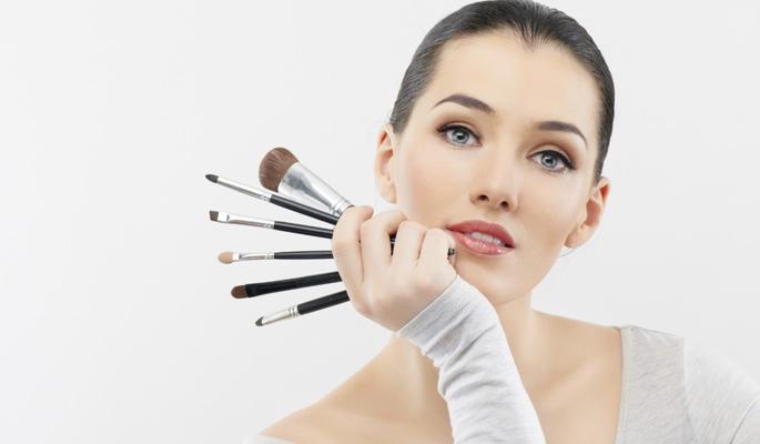 Make up habits change with zodiac sign. | राशीनुसार बदलतात मेकअपच्या सवयी. तुमच्या सवयी कोणत्या राशीशी जुळतात?