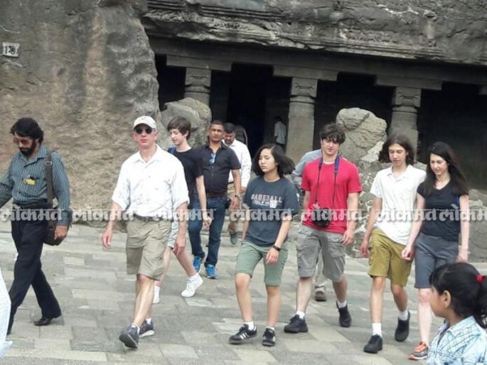 Amazon CEO Jeff Bezos visits Aurangabad with family | जगातील सर्वात श्रीमंत उद्योगपती अॅमेझॉनचे सर्वेसर्वा जेफ बेजोस सहकुटुंब महाराष्ट्रात, वेरुळ लेणीला भेट