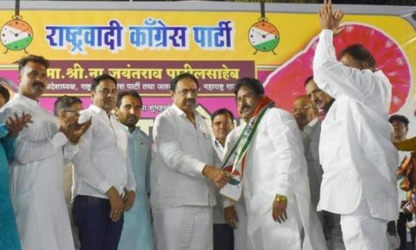 Unlicensed crowd around; Five persons, including Bijju Pradhan, have been booked in Solapur | विनापरवाना गर्दी भोवली; बिज्जू प्रधानेसह पाच जणांवर सोलापुरात गुन्हा दाखल Unlicensed crowd around; Five persons, including Bijju Pradhan, have been booked in Solapur | विनापरवाना गर्दी भोवली; बिज्जू प्रधानेसह पाच जणांवर सोलापुरात गुन्हा दाखल