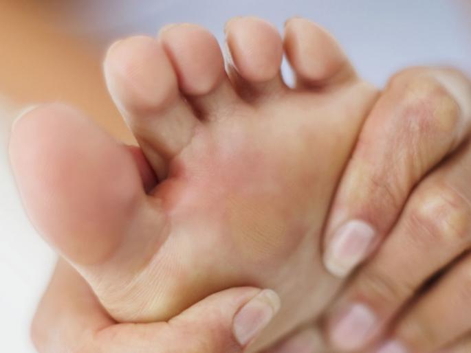 swollen foot or legs can be signs of dangerous disease, know the symptoms | पायाला सुज येणं नाही सामान्य, दुर्लक्ष कराल तर 'या' गंभीर आजारांचा त्रास कायमचा सहन करावा लागेल swollen foot or legs can be signs of dangerous disease, know the symptoms | पायाला सुज येणं नाही सामान्य, दुर्लक्ष कराल तर 'या' गंभीर आजारांचा त्रास कायमचा सहन करावा लागेल