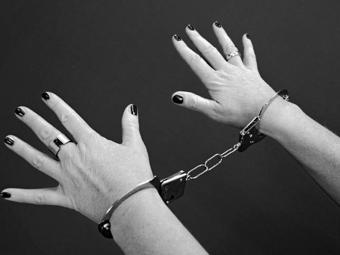 Naked movement by women prisoners , police officer in danger | तुरुंगात महिला कैद्यांनी केले नग्न आंदोलन, पोलिस अधिकारी दहशतीखाली Naked movement by women prisoners , police officer in danger | तुरुंगात महिला कैद्यांनी केले नग्न आंदोलन, पोलिस अधिकारी दहशतीखाली