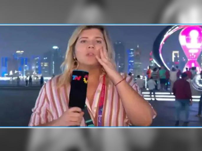 Female Journalist reporter robbed in fifa world cup 2022 in front of live camera coverage in Qatar | FIFA World Cup 2022: हद्दच झाली! वर्ल्ड कपचे Live रिपोर्टिंग करताना महिला पत्रकारासोबत घडला विचित्र प्रकार Female Journalist reporter robbed in fifa world cup 2022 in front of live camera coverage in Qatar | FIFA World Cup 2022: हद्दच झाली! वर्ल्ड कपचे Live रिपोर्टिंग करताना महिला पत्रकारासोबत घडला विचित्र प्रकार