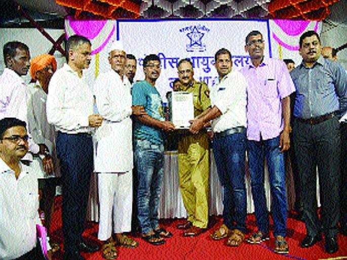 Maharashtra, Karnataka: Five arrested in case of cheating to farmers | महाराष्ट्र, कर्नाटकातील ६०६ शेतकऱ्यांना करोडोंचा गंडा घालणारी टोळी जेरबंद Maharashtra, Karnataka: Five arrested in case of cheating to farmers | महाराष्ट्र, कर्नाटकातील ६०६ शेतकऱ्यांना करोडोंचा गंडा घालणारी टोळी जेरबंद