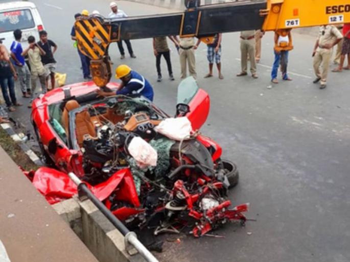 Ferrari crashes into flyover rail in Kolkata, businessman dies | 'फरारी की सवारी' उद्योगपतीच्या जिवावर बेतली, ३ कोटींच्या कारचा चक्काचूर Ferrari crashes into flyover rail in Kolkata, businessman dies | 'फरारी की सवारी' उद्योगपतीच्या जिवावर बेतली, ३ कोटींच्या कारचा चक्काचूर