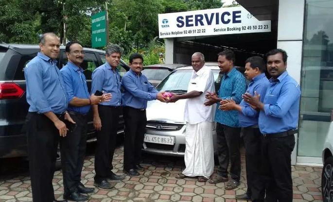 Surprise ... Tata's Indica car runs at 5.85 lakh km without engine work | आश्चर्य...टाटाची इंडिका कार तब्बल 5.85 लाख किमी चालली Surprise ... Tata's Indica car runs at 5.85 lakh km without engine work | आश्चर्य...टाटाची इंडिका कार तब्बल 5.85 लाख किमी चालली