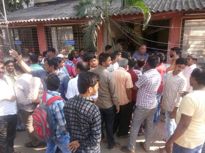 Tension created due to accumulation of hawkers in Ramnagar police station of Dombivli | डोंबिवलीच्या रामनगर पोलीस ठाण्यात फेरीवाले जमा झाल्याने निर्माण झाला तणाव Tension created due to accumulation of hawkers in Ramnagar police station of Dombivli | डोंबिवलीच्या रामनगर पोलीस ठाण्यात फेरीवाले जमा झाल्याने निर्माण झाला तणाव
