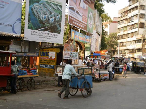 The number of unauthorized peddlers on the streets has increased by 20 per cent | रस्त्यावर २० टक्के वाढलेले अनधिकृत फेरीवाले, नागरिकांच्या निष्काळजीपणामुळे वाढतो कोरोना The number of unauthorized peddlers on the streets has increased by 20 per cent | रस्त्यावर २० टक्के वाढलेले अनधिकृत फेरीवाले, नागरिकांच्या निष्काळजीपणामुळे वाढतो कोरोना