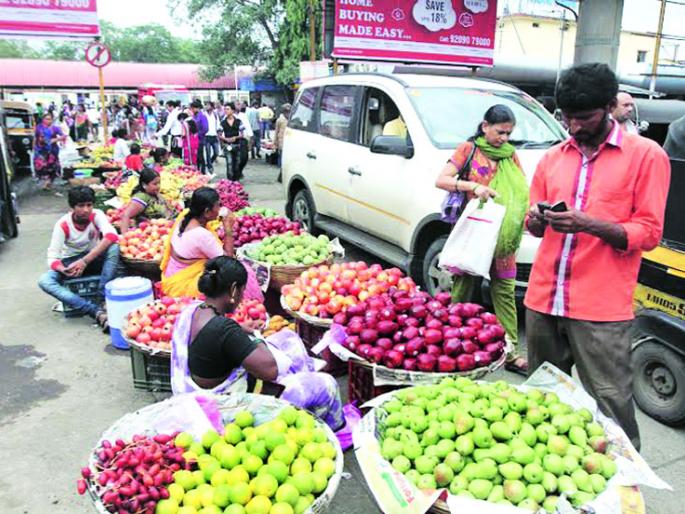 Corporation has mercy on unauthorized peddlers | अनधिकृत फेरीवाल्यांवर पालिका मेहरबान  Corporation has mercy on unauthorized peddlers | अनधिकृत फेरीवाल्यांवर पालिका मेहरबान