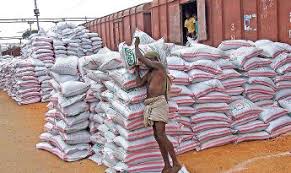 160 bags of fertilizer thept from the rail freight! | रेल्वे मालधक्क्यावरून खताची  १६0 पोती लांबविली! 160 bags of fertilizer thept from the rail freight! | रेल्वे मालधक्क्यावरून खताची  १६0 पोती लांबविली!