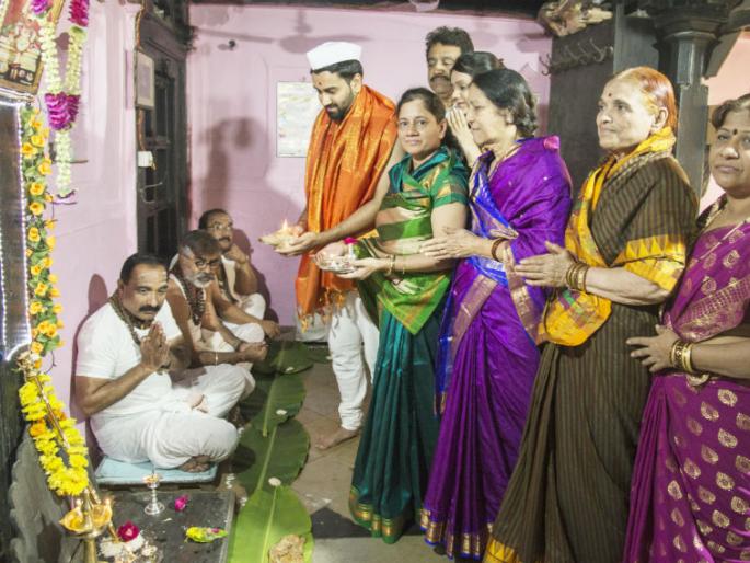 Pujas of other dignitaries including Sushilkumar Shinde, commencement of Religious Religions of Siddheshwar Yatra in Solapur, worship of Yogandanda in Shetegaon | शेटे वाड्यातील योगदंडाची पूजेने सोलापूरच्या सिध्देश्वर यात्रेतील धार्मिक विधीस प्रारंभ, सुशीलकुमार शिंदे यांच्यासह अन्य मान्यवरांची पूजेस हजेरी