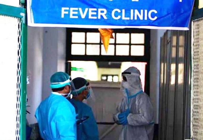 Fever clinic to prevent infection | संसर्ग टाळण्यासाठी ‘फिव्हर क्लिनिक’; २० हजार नागरिकांची तपासणी Fever clinic to prevent infection | संसर्ग टाळण्यासाठी ‘फिव्हर क्लिनिक’; २० हजार नागरिकांची तपासणी