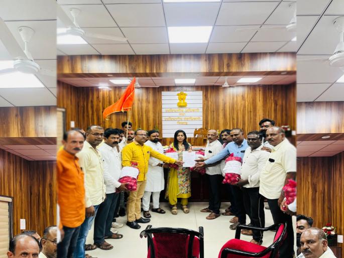 Nifad Shiv Sena sloganeering in front of the provincial office | निफाड शिवसेनेची प्रांत कार्यालयासमोर घोषणाबाजी Nifad Shiv Sena sloganeering in front of the provincial office | निफाड शिवसेनेची प्रांत कार्यालयासमोर घोषणाबाजी