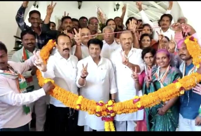 Congress-Nationalists firecrackers to BJP before Diwali! Shinde group flag in Ramtek | काँग्रेस-राष्ट्रवादीचे दिवाळीपूर्वीच भाजपला फटाके! शिंदे गटाचा रामटेकमध्ये झेंडा Congress-Nationalists firecrackers to BJP before Diwali! Shinde group flag in Ramtek | काँग्रेस-राष्ट्रवादीचे दिवाळीपूर्वीच भाजपला फटाके! शिंदे गटाचा रामटेकमध्ये झेंडा