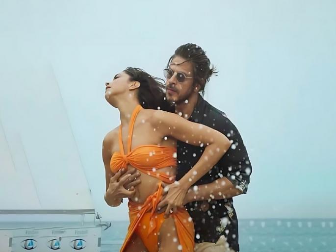 pathan controversy shahrukh khan shirt and shoes prize in besharam rang song | दीपिकाच्या ‘भगव्या’ बिकिनीचा वाद, पण शाहरुखच्या लूकची किंमत ऐकून कळेल ‘किंग’चा खरा रुबाब! जाणून घ्या... pathan controversy shahrukh khan shirt and shoes prize in besharam rang song | दीपिकाच्या ‘भगव्या’ बिकिनीचा वाद, पण शाहरुखच्या लूकची किंमत ऐकून कळेल ‘किंग’चा खरा रुबाब! जाणून घ्या...