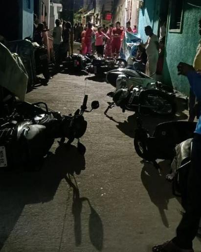 Kayos by criminals in Nagpur at midnight; Panic among the citizens | मध्यरात्री नागपुरात गुंडांचे तांडव; नागरिकांत दहशत Kayos by criminals in Nagpur at midnight; Panic among the citizens | मध्यरात्री नागपुरात गुंडांचे तांडव; नागरिकांत दहशत