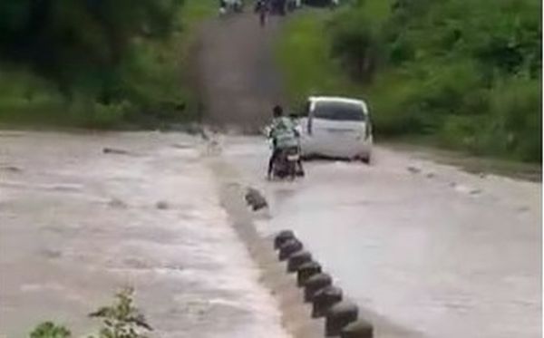 The young man was swept away by the flood | साहस बेतले जिवावर; डोळ्यादेखत युवक पुरात गेला वाहून The young man was swept away by the flood | साहस बेतले जिवावर; डोळ्यादेखत युवक पुरात गेला वाहून