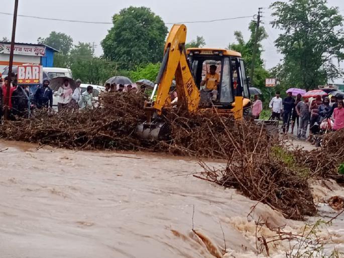 Heavy rain, drains overflow torrential rain since Tuesday morning in amravati | दमदार पाऊस, नाले ‘ओव्हरफ्लो’, मंगळवारी सकाळपासून संततधार Heavy rain, drains overflow torrential rain since Tuesday morning in amravati | दमदार पाऊस, नाले ‘ओव्हरफ्लो’, मंगळवारी सकाळपासून संततधार