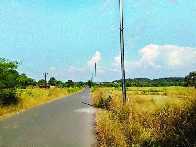 The danger of traffic on the Neral-Kambal Street, the posh roads were like the electric blocks | नेरळ-कळंब रस्त्यावर वाहतुकीस धोका, पोशीर रस्त्यावरील विद्युत खांब जैसे थे The danger of traffic on the Neral-Kambal Street, the posh roads were like the electric blocks | नेरळ-कळंब रस्त्यावर वाहतुकीस धोका, पोशीर रस्त्यावरील विद्युत खांब जैसे थे