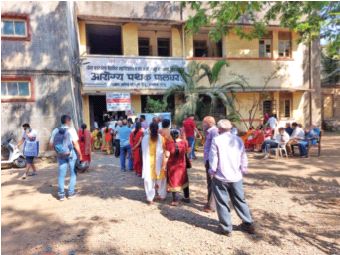 Queues for vaccinations across the district | जिल्हाभरात लस घेण्यासाठी रांग