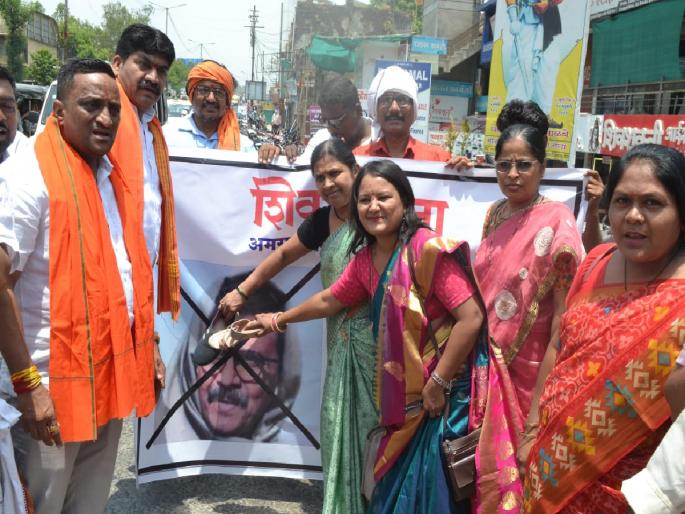 Shiv Sena Shinde group's Jode Maro movement against Sanjay Raut Criticism of poor mental health | संजय राऊतांविरोधात शिवसेना शिंदे गटाचे ‘जोडे मारो’ आंदोलन; मानसिक आरोग्य बिघडल्याची टीका Shiv Sena Shinde group's Jode Maro movement against Sanjay Raut Criticism of poor mental health | संजय राऊतांविरोधात शिवसेना शिंदे गटाचे ‘जोडे मारो’ आंदोलन; मानसिक आरोग्य बिघडल्याची टीका