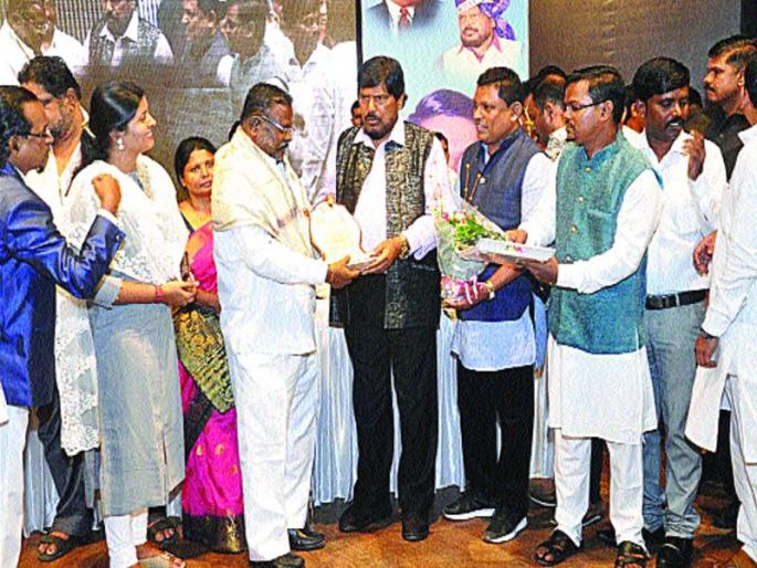 Will not change the constitution written by Baba Saheb, the signal of Ramdas Athavale | बाबासाहेबांनी लिहिलेले संविधान बदलू देणार नाही, रामदास आठवलेंचा इशारा Will not change the constitution written by Baba Saheb, the signal of Ramdas Athavale | बाबासाहेबांनी लिहिलेले संविधान बदलू देणार नाही, रामदास आठवलेंचा इशारा