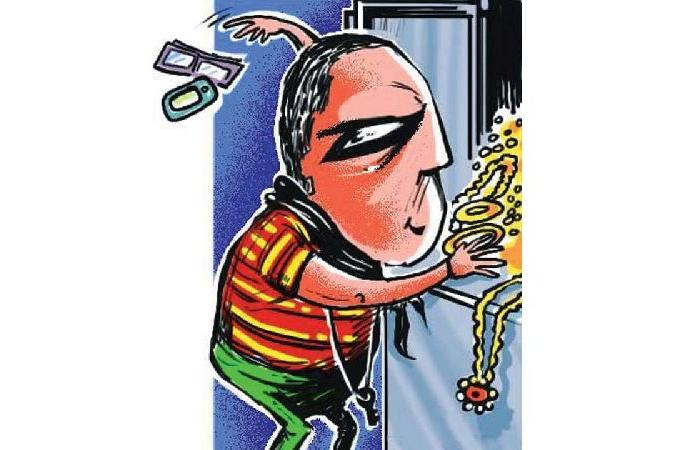 robbery at the home of a retired teacher at karanja | सेवानिवृत्त शिक्षकाच्या घरी धाडसी दरोडा, चाकू मारून केले गंभीर जखमी