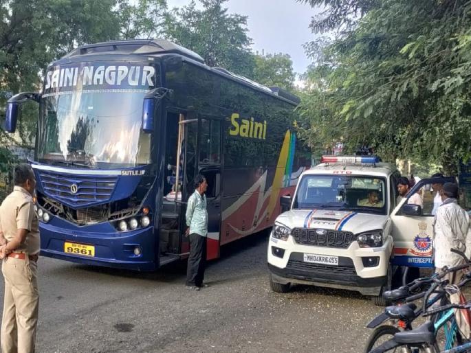 the emergency door of private bus does not open, safety issue of passengers was exposed in the inspection of the RTO | बापरे! आपत्कालीन दरवाजाच उघडेना; आरटीओच्या तपासणीत खासगी बसचे पितळ उघडे the emergency door of private bus does not open, safety issue of passengers was exposed in the inspection of the RTO | बापरे! आपत्कालीन दरवाजाच उघडेना; आरटीओच्या तपासणीत खासगी बसचे पितळ उघडे