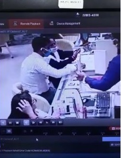 They came and blew up the excitement in the bullion shop | 'ते' आले आणि सराफा दुकानात खळबळ उडवून दिली They came and blew up the excitement in the bullion shop | 'ते' आले आणि सराफा दुकानात खळबळ उडवून दिली