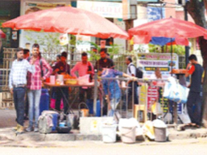 story about Footpath stall issue mumbai | हात नव्हे, आम्हीच खालून वरपर्यंत बरबटलेलाे... story about Footpath stall issue mumbai | हात नव्हे, आम्हीच खालून वरपर्यंत बरबटलेलाे...