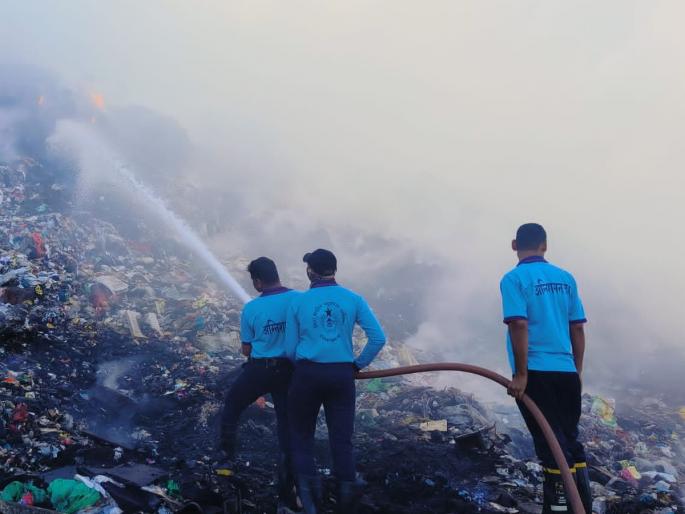 Bhayander dumping fire under control but smoke continues | भाईंदरच्या डंपिंगची आग आटोक्यात पण धूर निघणे सुरूच Bhayander dumping fire under control but smoke continues | भाईंदरच्या डंपिंगची आग आटोक्यात पण धूर निघणे सुरूच