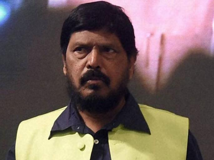 Keep local services closed in Mumbai; Ramdas athavle oppose Uddhav Thackeray hrb | CoronaVirus मुंबईत लोकल सेवा बंदच ठेवा; उद्धव ठाकरेंच्या मागणीला आठवलेंचा विरोध Keep local services closed in Mumbai; Ramdas athavle oppose Uddhav Thackeray hrb | CoronaVirus मुंबईत लोकल सेवा बंदच ठेवा; उद्धव ठाकरेंच्या मागणीला आठवलेंचा विरोध