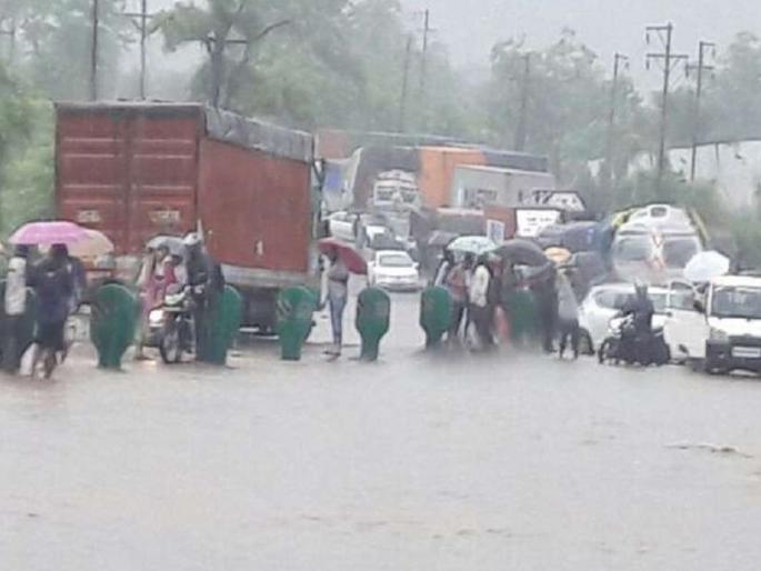 Water on Kal bridge, traffic on Mumbai-Goa route closed | काळ पुलावर पाणी, मुंबई-गोवा मार्गावरील वाहतुक बंद Water on Kal bridge, traffic on Mumbai-Goa route closed | काळ पुलावर पाणी, मुंबई-गोवा मार्गावरील वाहतुक बंद