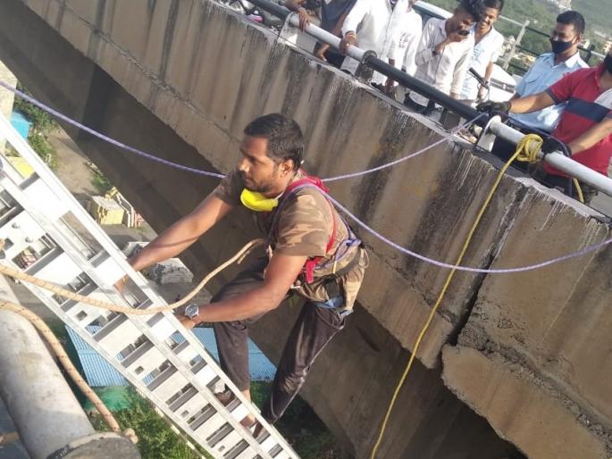 The life of a cobra was saved by risking his life of snakefriend in pune | जीवाची बाजी लावून वाचविले नागाचे प्राण, सर्पमित्राच्या धाडसाचा 'आनंद' अन् अभिमान The life of a cobra was saved by risking his life of snakefriend in pune | जीवाची बाजी लावून वाचविले नागाचे प्राण, सर्पमित्राच्या धाडसाचा 'आनंद' अन् अभिमान