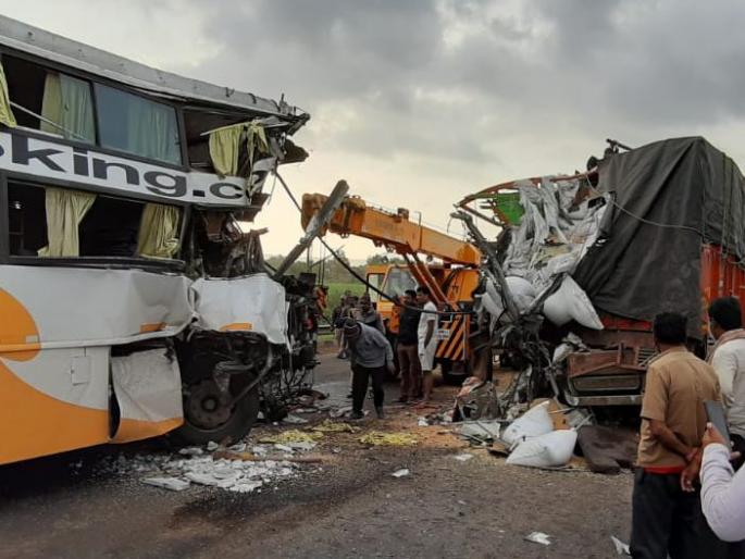 major Accident of bus-truck on Pune-Bangalore highway | पुणे-बेंगळुरु महामार्गावर बस-ट्रकमध्ये भीषण अपघात; पाच ठार major Accident of bus-truck on Pune-Bangalore highway | पुणे-बेंगळुरु महामार्गावर बस-ट्रकमध्ये भीषण अपघात; पाच ठार