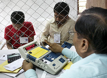 1800 officers-employees for counting of votes | मतमोजणीसाठी १८०० अधिकारी-कर्मचारी 1800 officers-employees for counting of votes | मतमोजणीसाठी १८०० अधिकारी-कर्मचारी