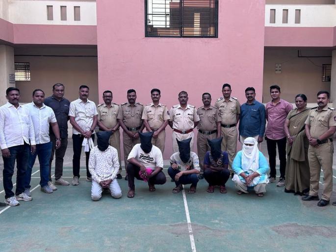 Kidnapping case in Sakegaon busted, five arrested, including a policeman | साकेगावमधील चिमुकल्याच्या अपहरण प्रकरणाचा पर्दाफाश, पाच जणांना अटक, एका पोलिसाचाही समावेश  Kidnapping case in Sakegaon busted, five arrested, including a policeman | साकेगावमधील चिमुकल्याच्या अपहरण प्रकरणाचा पर्दाफाश, पाच जणांना अटक, एका पोलिसाचाही समावेश