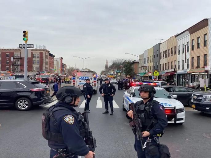 Brooklyn Shooting: Terrorist attack on a subway station in New York; The sound of gunfire, of explosions | Brooklyn Shooting: न्यूयॉर्कमधील मेट्रो स्थानकावर हल्ला; गोळीबार, स्फोटांचे आवाज; हल्लेखोर पळाला Brooklyn Shooting: Terrorist attack on a subway station in New York; The sound of gunfire, of explosions | Brooklyn Shooting: न्यूयॉर्कमधील मेट्रो स्थानकावर हल्ला; गोळीबार, स्फोटांचे आवाज; हल्लेखोर पळाला