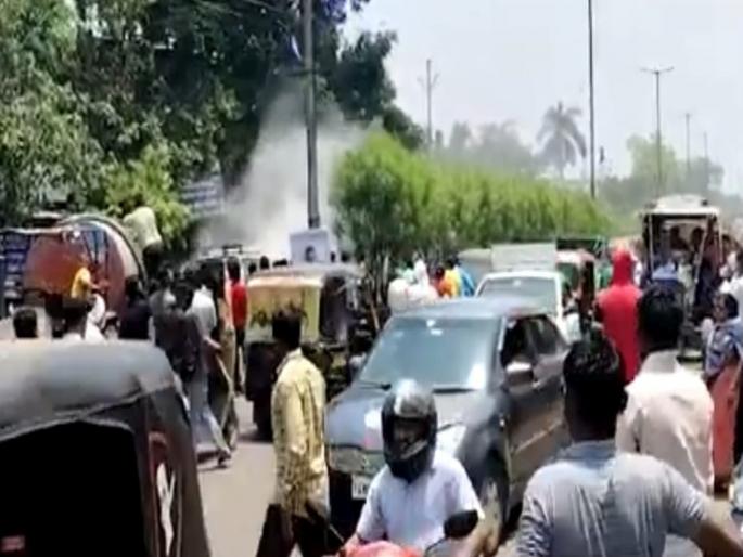 The thrill of 'The-Burning Car' in Latur city in the morning, the temperature soared; Increase in fire incidents | लातूर शहरात सकाळी ‘द-बर्निंग कार’चा थरार, तापमान वाढले; आगीच्या घटनांत वाढ The thrill of 'The-Burning Car' in Latur city in the morning, the temperature soared; Increase in fire incidents | लातूर शहरात सकाळी ‘द-बर्निंग कार’चा थरार, तापमान वाढले; आगीच्या घटनांत वाढ