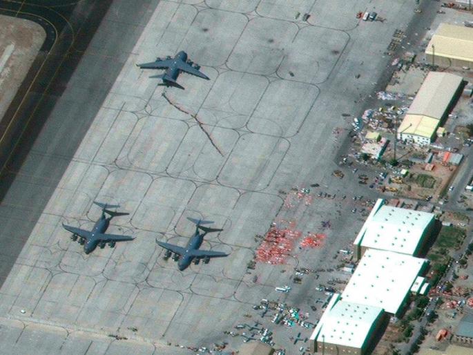 Afghanistan: US left behind rocket-artillery-mortar, 72 planes at Kabul airport; Taliban Use | Afghanistan: अमेरिकेने काबूल विमानतळावर सोडली रॉकेट-आर्टिलरी-मोर्टार, 72 विमाने; तालिबान वापरणार? Afghanistan: US left behind rocket-artillery-mortar, 72 planes at Kabul airport; Taliban Use | Afghanistan: अमेरिकेने काबूल विमानतळावर सोडली रॉकेट-आर्टिलरी-मोर्टार, 72 विमाने; तालिबान वापरणार?