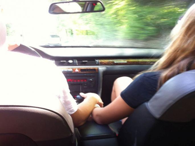 Can the police catch a girlfriend and boyfriend kissing in a car? What do the rules say? Find out | कारमध्ये गर्लफ्रेंड-बॉयफ्रेंड किस करत असतील तर पोलीस पकडू शकता? काय सांगतो नियम? जाणून घ्या