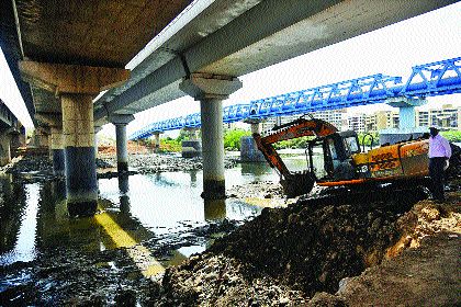 500 tons of silt was removed from Gadhi river | गाढी नदीतील ५०० टन गाळ काढला