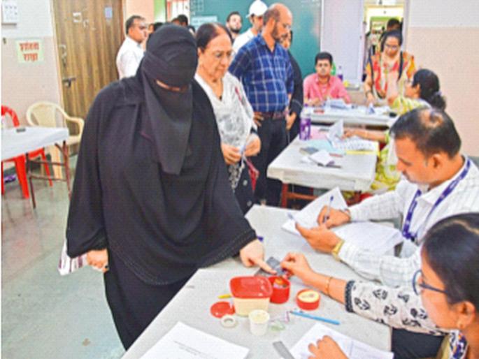 The constituencies of the rich, the 'poor' in the polls, also fell by a percentage from last time | श्रीमंतांचा मतदारसंघ मतदानात ‘गरीब’, गेल्या वेळेपेक्षाही टक्का घसरला The constituencies of the rich, the 'poor' in the polls, also fell by a percentage from last time | श्रीमंतांचा मतदारसंघ मतदानात ‘गरीब’, गेल्या वेळेपेक्षाही टक्का घसरला