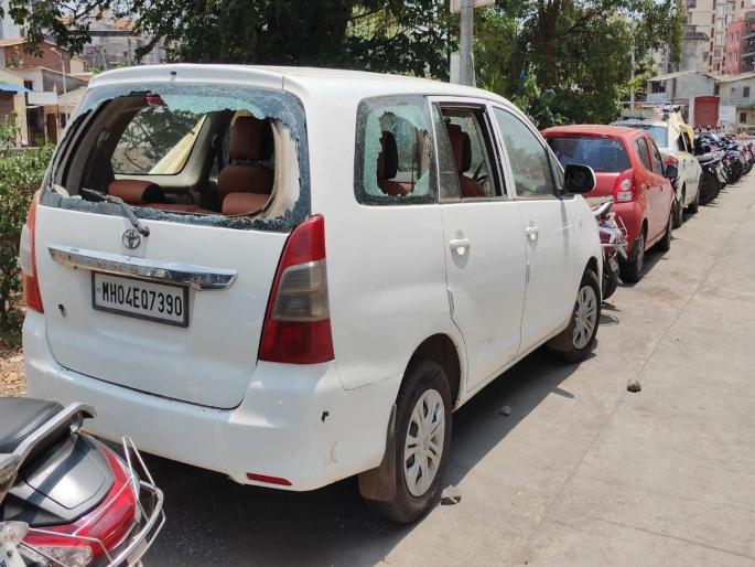 Two gangs ransacked, vandalized five cars in Kalyan East | कल्याण पूर्वेत दोन गँगचा राडा, पाच गाड्यांची तोडफोड Two gangs ransacked, vandalized five cars in Kalyan East | कल्याण पूर्वेत दोन गँगचा राडा, पाच गाड्यांची तोडफोड