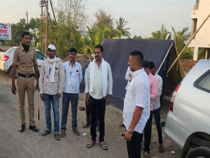 'Surveillance' by Gevarait Squad; One crore found in the car | गेवराईत पथकाची ‘निगराणी’; कारमध्ये आढळले एक कोटी रुपये 'Surveillance' by Gevarait Squad; One crore found in the car | गेवराईत पथकाची ‘निगराणी’; कारमध्ये आढळले एक कोटी रुपये