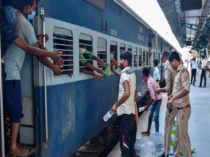 7.21 lakh worth of lost material of 26 passengers was recovered during the month, a commendable achievement by RPF | महिन्यात २६ प्रवाशांचे हरवलेले ७.२१ लाखांचे साहित्य केले परत, आरपीएफची प्रशंसनीय कामगिरी 7.21 lakh worth of lost material of 26 passengers was recovered during the month, a commendable achievement by RPF | महिन्यात २६ प्रवाशांचे हरवलेले ७.२१ लाखांचे साहित्य केले परत, आरपीएफची प्रशंसनीय कामगिरी